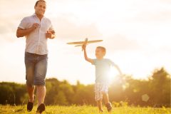 Ninos y actividades al aire libre en familia.