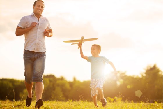 Ninos y actividades al aire libre en familia.