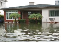 Vivienda completamente inundada luego de un desastre natural.
