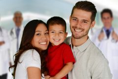 Familia feliz por tener seguro de salud en California.