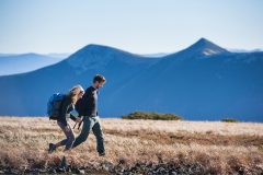 Dos jóvenes paseando en un lugar seguro y al aire libre.