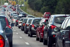 Una fila de vehículos transitando por la carretera.