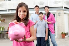 Familia ahorra dinero en seguro de hogar.