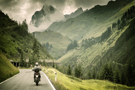 Viaje seguro en motocicleta.