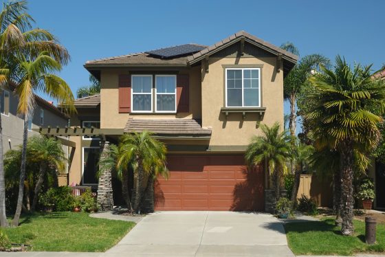 Fachada de una casa en California.