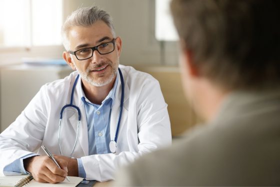 Médico atendiendo un paciente con seguro médico.