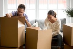 Pareja de hispanos desempacando en una casa de renta.