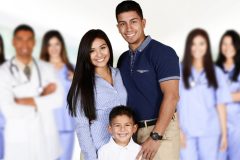 Familia latina descubriendo qué es un deducible de un seguro médico.