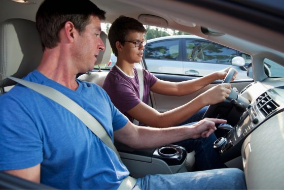 Seguridad vial para conductores adolescentes.