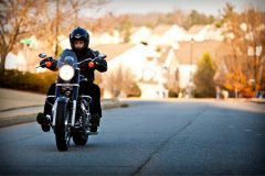Conductor de motocicleta transitando de manera segura por la carretera.