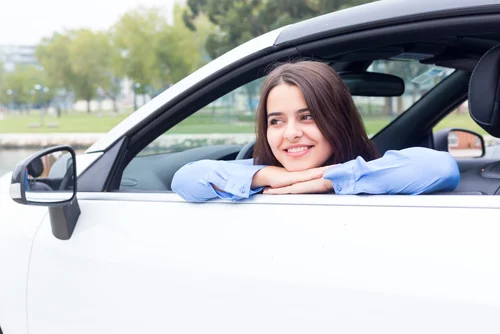 Mujer feliz con compañías de seguros en California