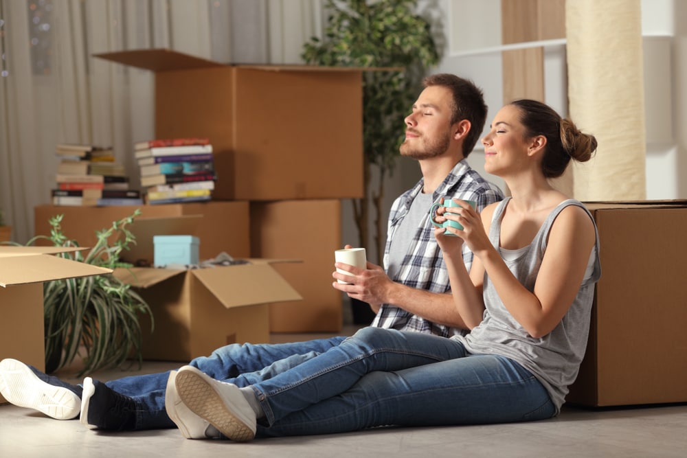 Pareja feliz en su nueva casa por tener un buen seguro de arrendamiento