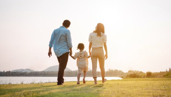 Madre, padre e hija con seguro de vida con beneficios en vida