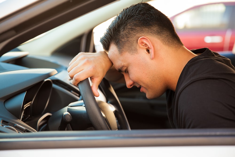 Hombre hispano se pregunta por qué las aseguradoras de auto en California no me pueden asegurar 