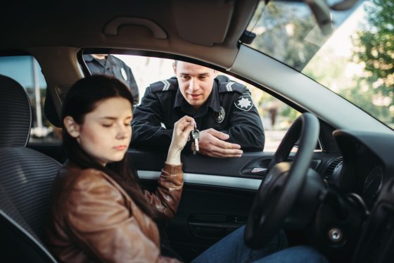 Mujer entrega sus llaves y se dice a sí misma: la policía me quitó mi carro, ¿cómo lo recupero?