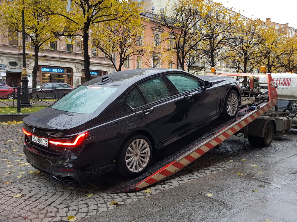 Vehículo es transportado por una grúa porque la policía se lo quitó a su dueño