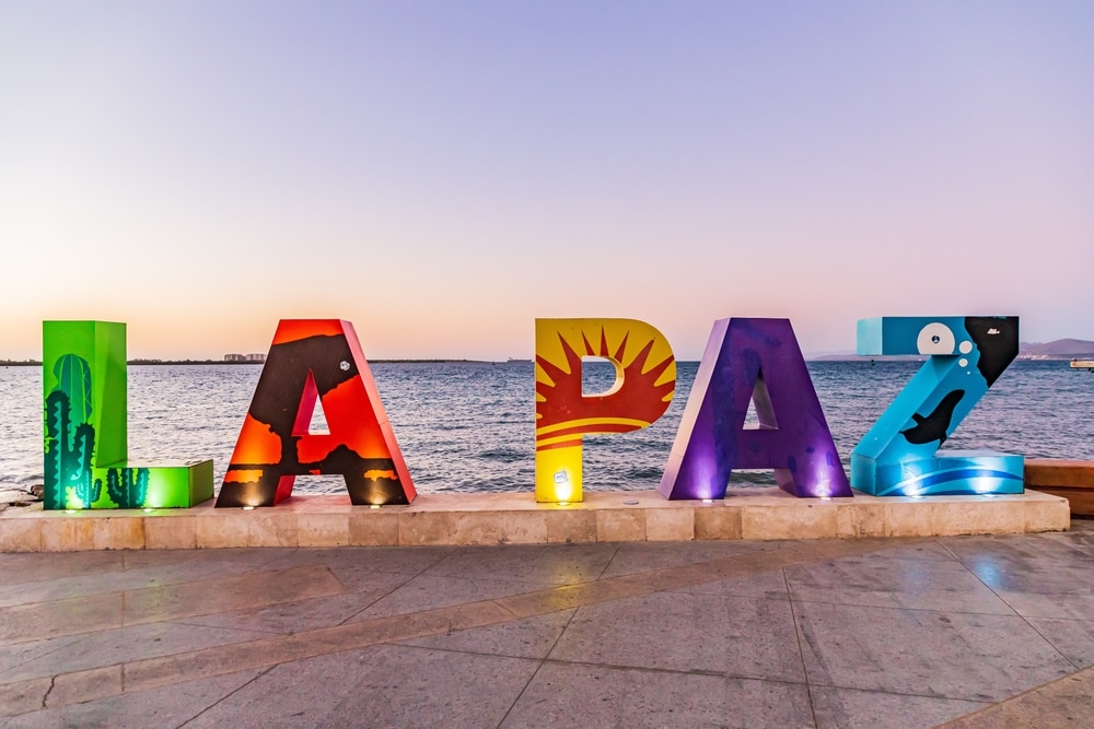 Letrero de bienvenida a La Paz que indica que es seguro viajar a Baja California