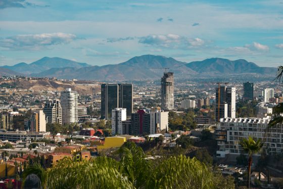 Vista aérea a la ciudad de Tijuana que invita a reflexionar si es seguro viajar a Baja California