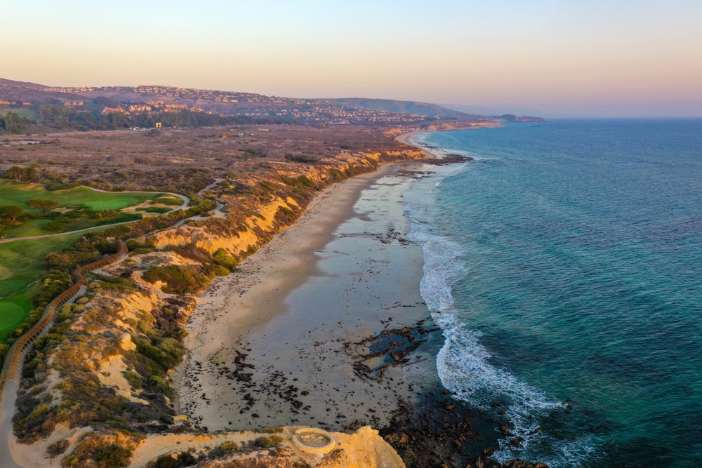 Vista a una playa que forma parte de los lugares para acampar en California 