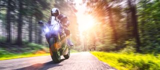 Motociclista avanzando a velocidad por las mejores rutas en moto en California
