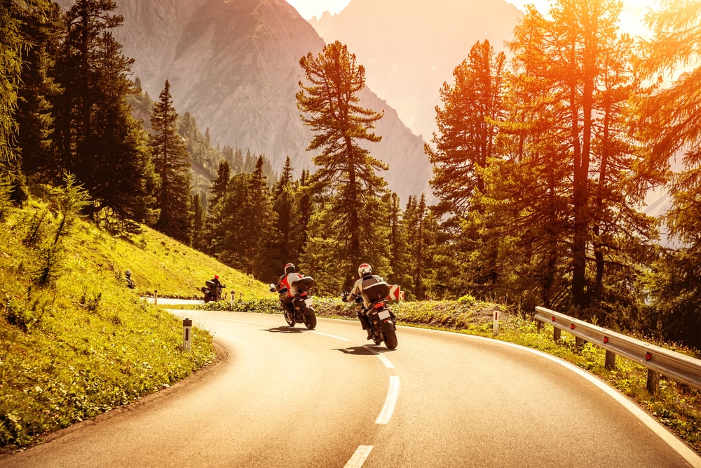 Grupo de motociclistas paseando en una de las Rutas en moto en California