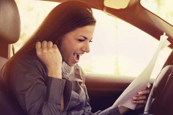 Mujer celebrando por haber aprobado el examen de manejo DMV en California