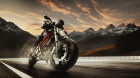 Hombre sobre uno de los nuevos y mejores modelos de motocicletas 2024