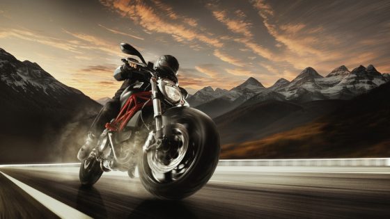 Hombre sobre uno de los nuevos y mejores modelos de motocicletas 2024