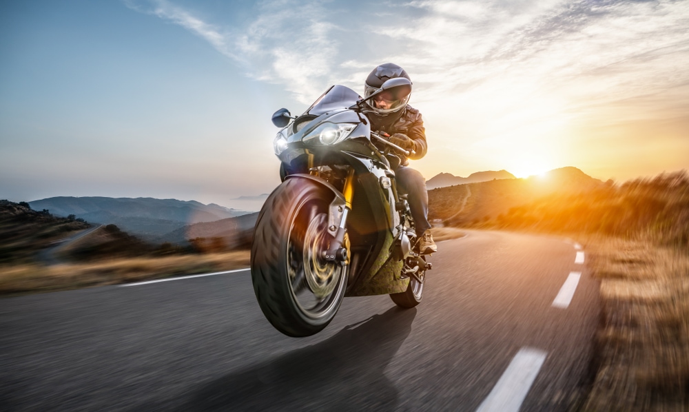 Hombre avanzando en la carretera en uno de los mejores modelos de motocicletas