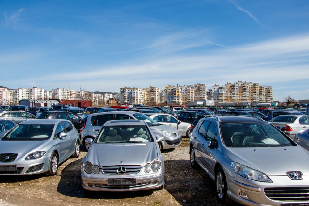 Terreno lleno de opciones para comprar carros en subasta 