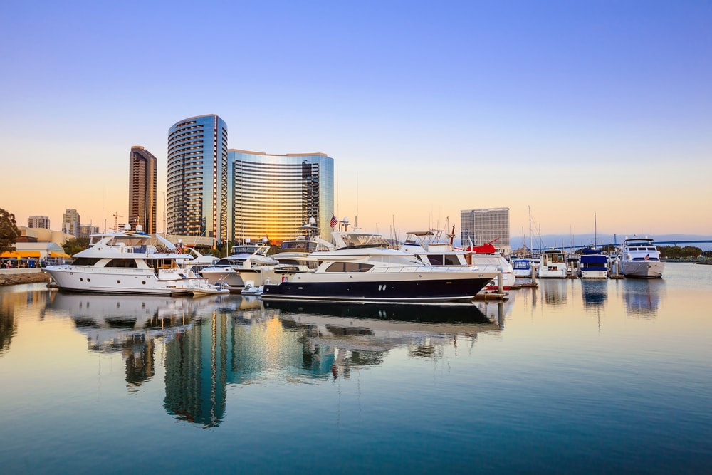 Vista a Marina Bay que deja ver cómo es vivir en San Diego California durante el día