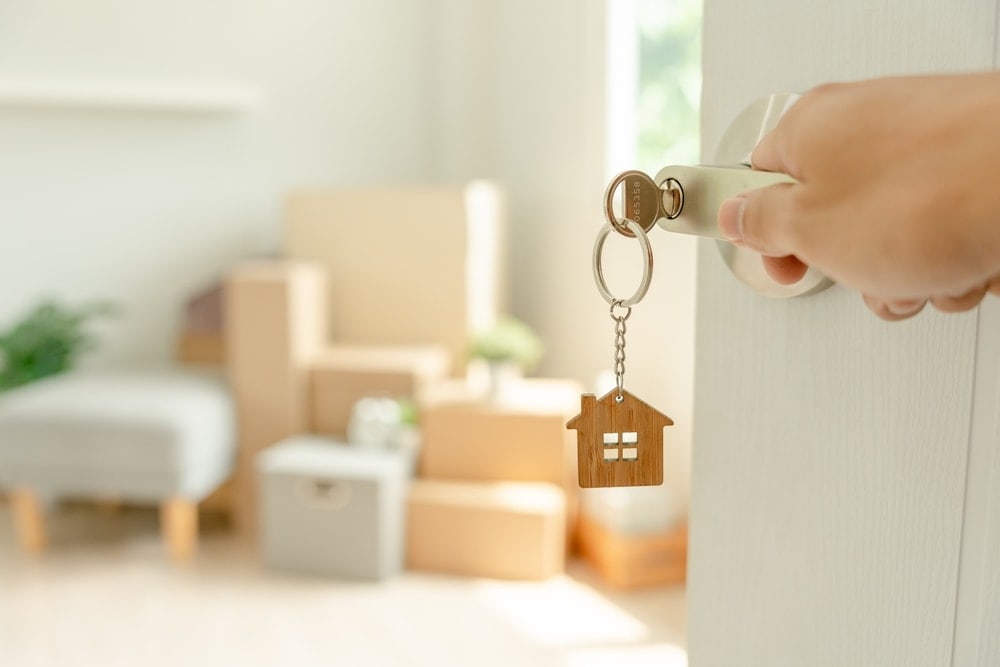 Mano de hombre abriendo puerta tras encontrar casas en renta en Los Ángeles, California 