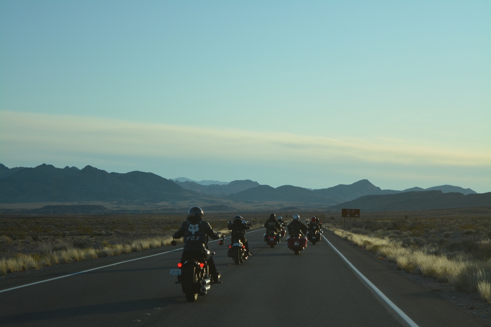 Grupo de motociclistas avanzando en la carretera después de descubrir cómo asegurar tu moto 