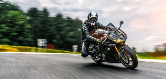 Biker conduciendo a alta velocidad una de las mejores otos deportivas