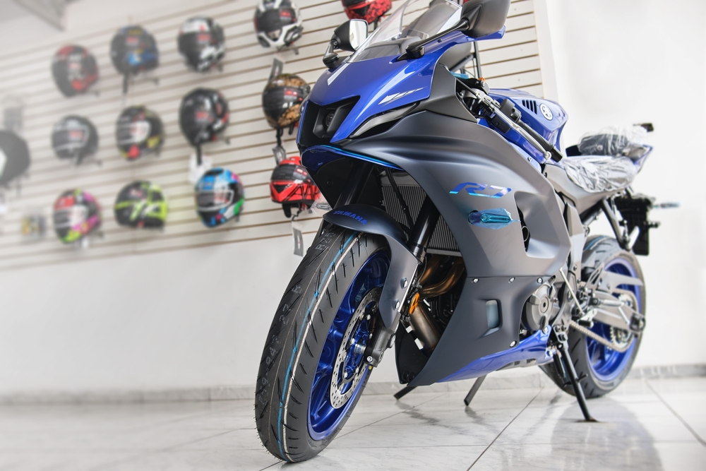 Yamaha YZF-R7 estacionada en una tienda de las mejores motos deportivas