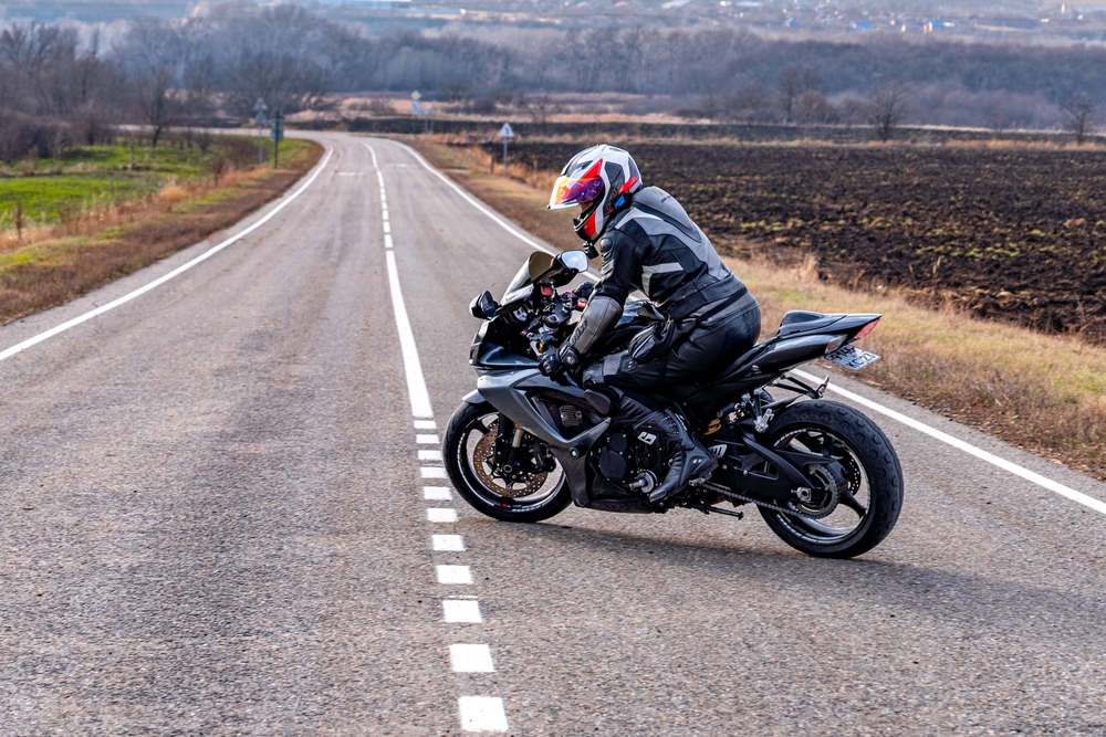 Biker sobre la Suzuki GSX-R600 que es una de las mejores motos deportivas