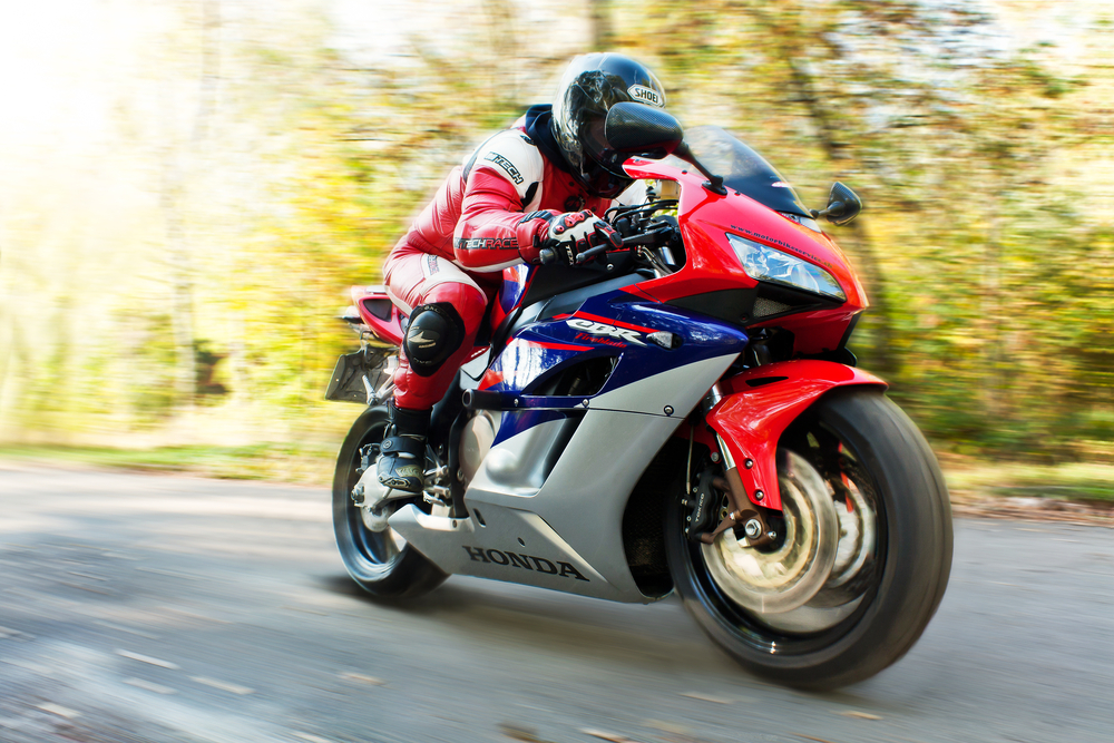 Motocicleta Honda CBR600RR color roja con biker sobre ella que sabe que tiene una de las mejores motos deportivas