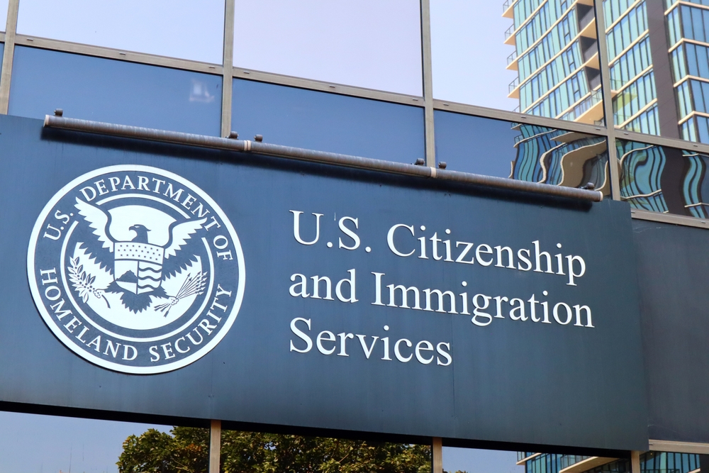 Letrero de USCIS representando el proceso para solicitar un permiso de trabajo en Estados Unidos.