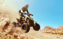 Conductor de cuatrimoto sobre su quad protegido con seguro para ATV