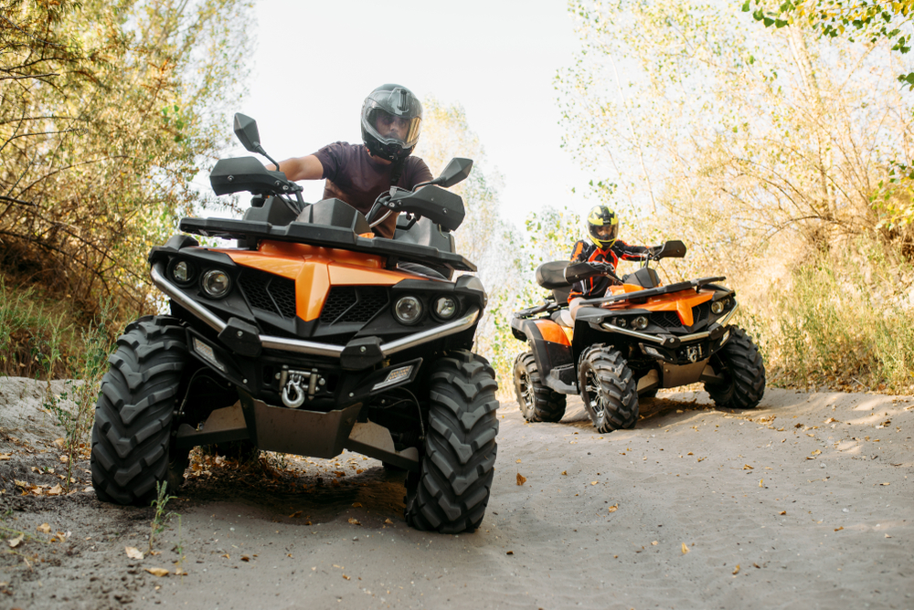 Grupo de amigos divertiendose con confianza gracias a su seguro para ATV