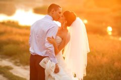 Pareja tomándose de la mano durante una ceremonia al aire libre, simbolizando el proceso y los requisitos para casarse en USA siendo extranjero