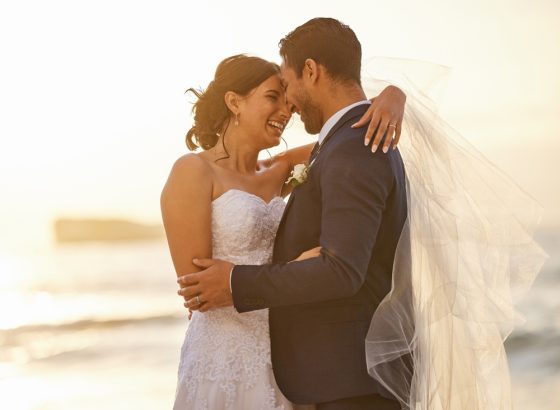 Pareja de novios abrazandose tras descubri los requisitos para casarse en USA siendo extranjero