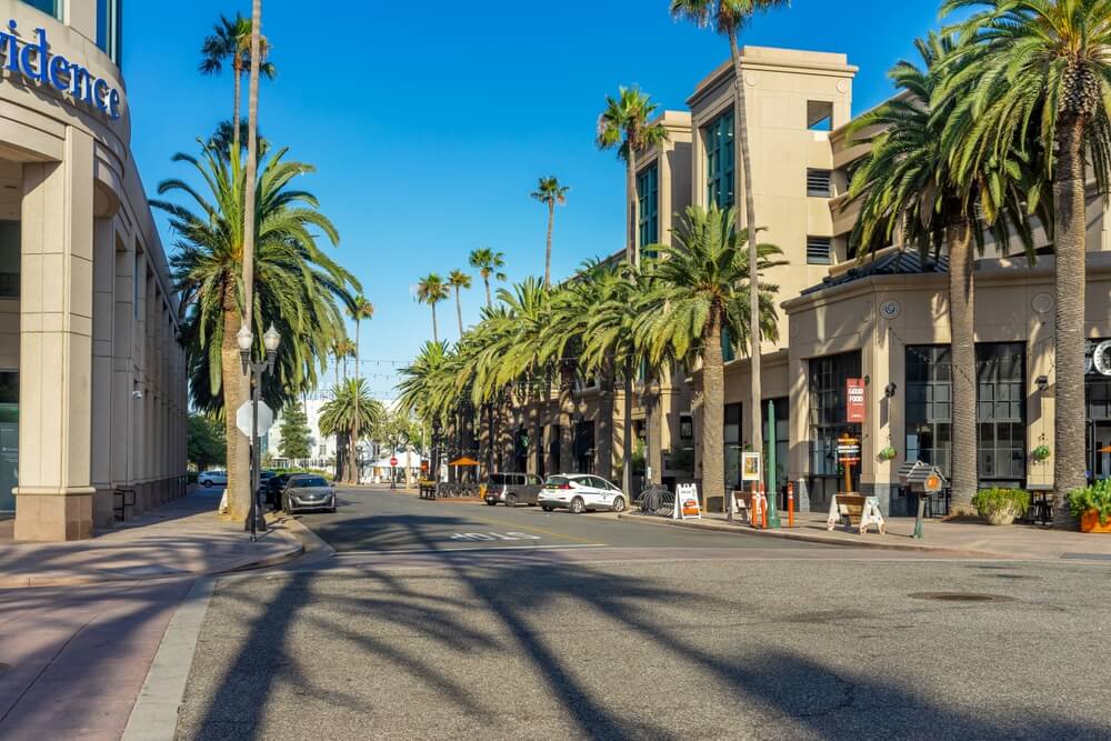 Calle urbana en California, asociada a una cita en el DMV California