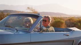 Pareja en un auto clásico - Todo lo que necesitas saber para asegurar un auto clásico en Estados Unidos - Cost-U-Less
