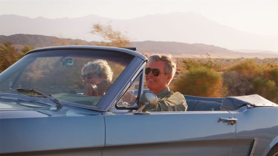 Pareja en un auto clásico - Todo lo que necesitas saber para asegurar un auto clásico en Estados Unidos - Cost-U-Less