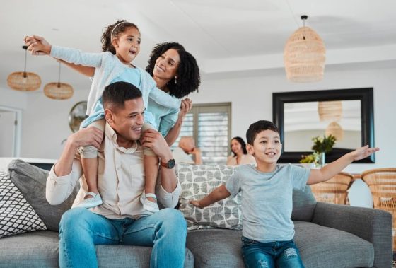 Familia en su casa de alquiler - Beneficios de tener un seguro de arrendador en California - Cost-U-Less