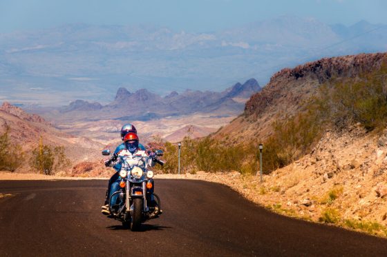 Moto en una carretera de California - Seguro de moto - Cost-U-Less