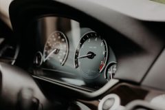 Odómetro en el tablero de un auto - ¿Vale la pena el seguro de auto por kilómetro recorrido en California? Pros y contras - Cost-U-Less