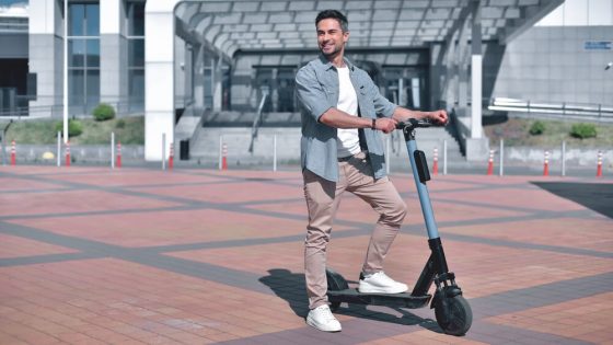 Hombre manejando una scooter - Seguro de scooters y bicicletas eléctricas en California - Cost-U-Less