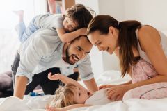 Padres jóvenes jugando con sus hijos - Seguro de vida para padres jóvenes en California - Cost-U-Less